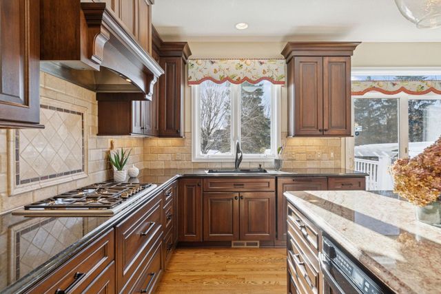 2717 Edgewater Bay, Woodbury, MN 55125