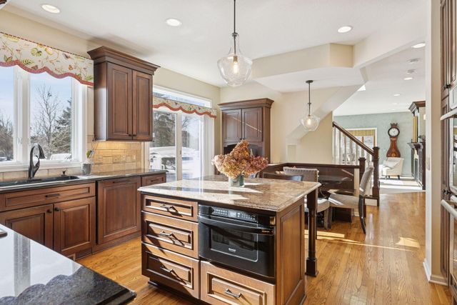 2717 Edgewater Bay, Woodbury, MN 55125