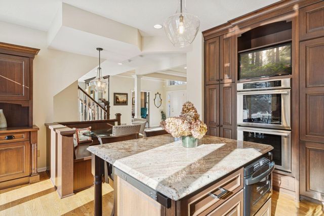 2717 Edgewater Bay, Woodbury, MN 55125