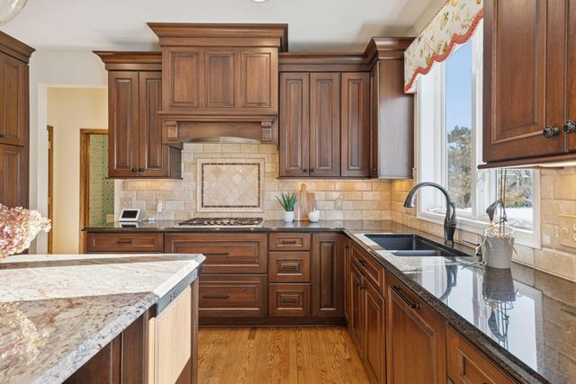 2717 Edgewater Bay, Woodbury, MN 55125