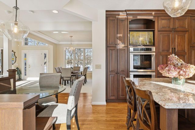 2717 Edgewater Bay, Woodbury, MN 55125