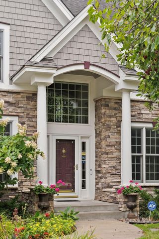 2717 Edgewater Bay, Woodbury, MN 55125