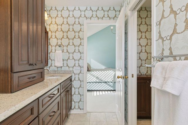 2717 Edgewater Bay, Woodbury, MN 55125