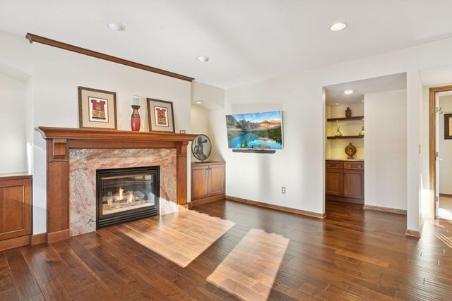 2717 Edgewater Bay, Woodbury, MN 55125