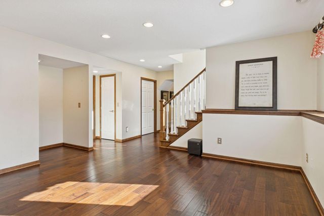 2717 Edgewater Bay, Woodbury, MN 55125