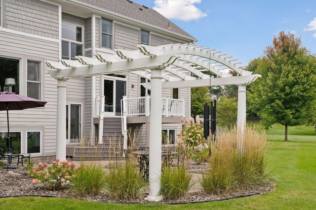 2717 Edgewater Bay, Woodbury, MN 55125