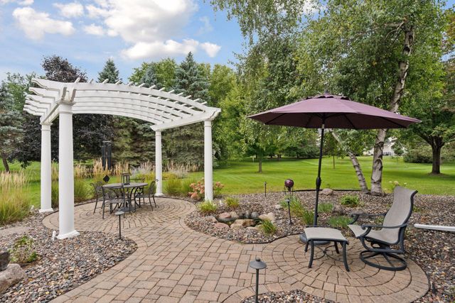 2717 Edgewater Bay, Woodbury, MN 55125