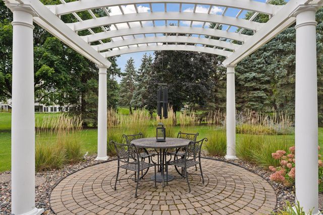 2717 Edgewater Bay, Woodbury, MN 55125