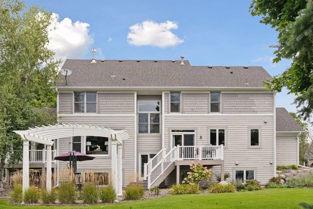 2717 Edgewater Bay, Woodbury, MN 55125