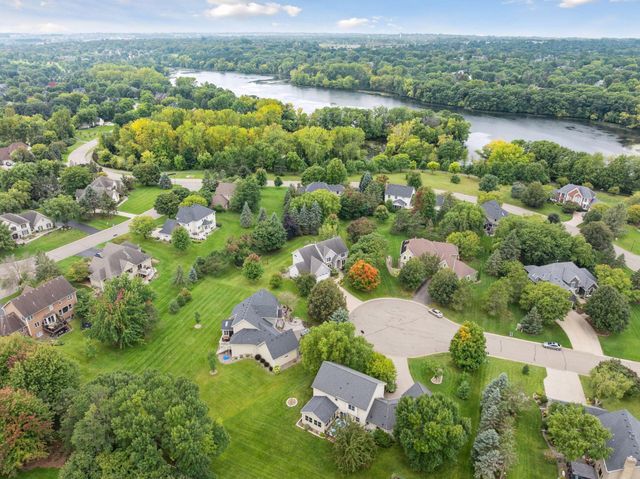 2717 Edgewater Bay, Woodbury, MN 55125