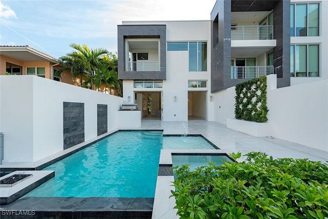 1559 CHESAPEAKE AVE, Naples, FL 34102