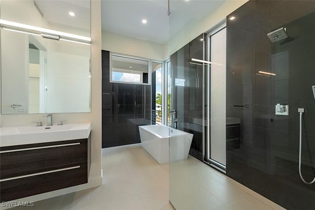 1559 CHESAPEAKE AVE, Naples, FL 34102