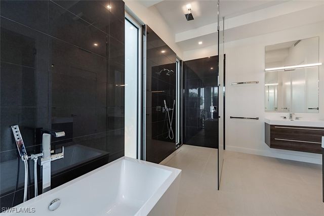 1559 CHESAPEAKE AVE, Naples, FL 34102