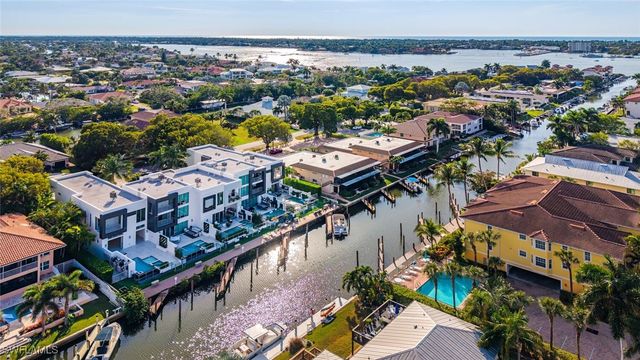 1559 CHESAPEAKE AVE, Naples, FL 34102