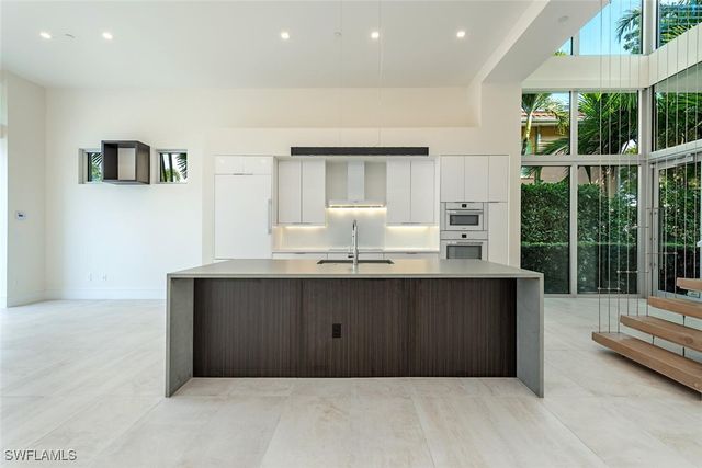 1559 CHESAPEAKE AVE, Naples, FL 34102