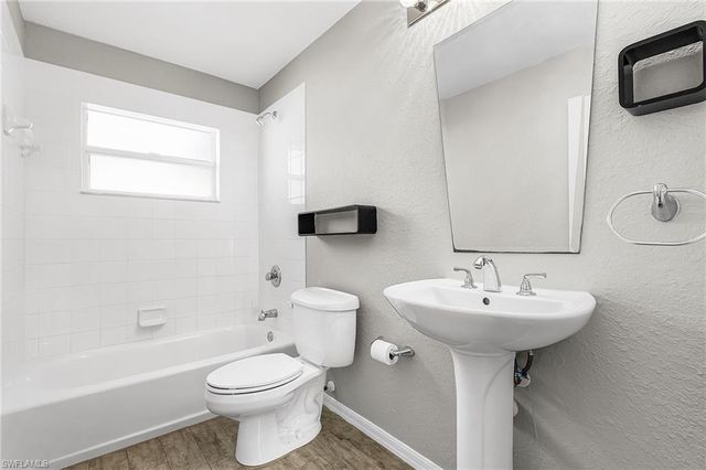 423 SE 23rd ST, Cape Coral, FL 33990