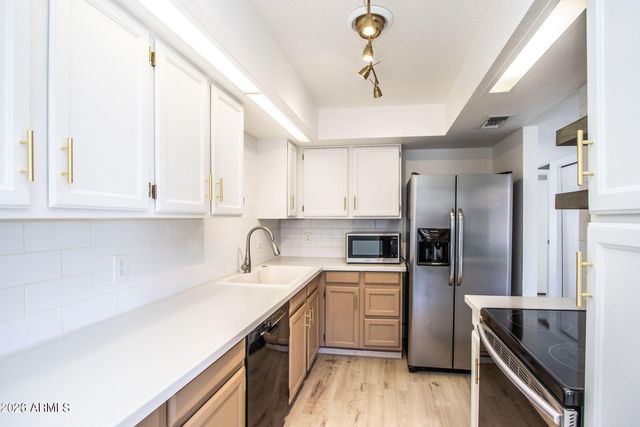 3102 E CLARENDON Avenue 207, Phoenix, AZ 85016