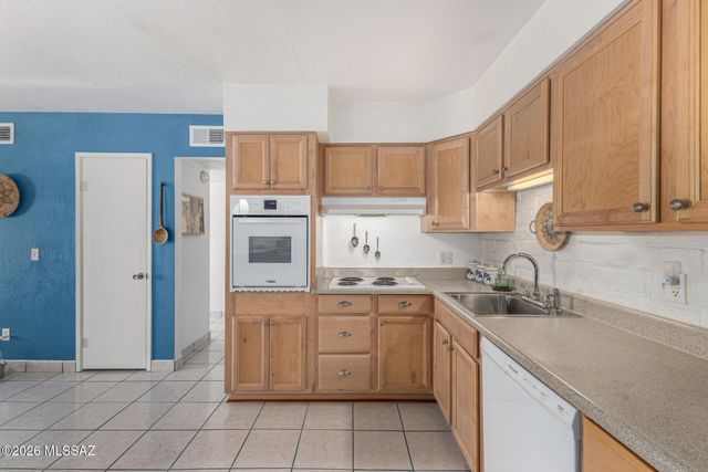 8450 E Old Spanish Trl Apt 212, Tucson, AZ 85710