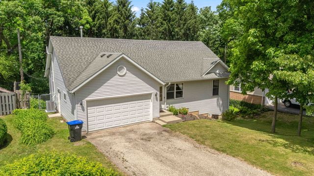 1820 W Oakleaf Drive, Mchenry, IL 60051