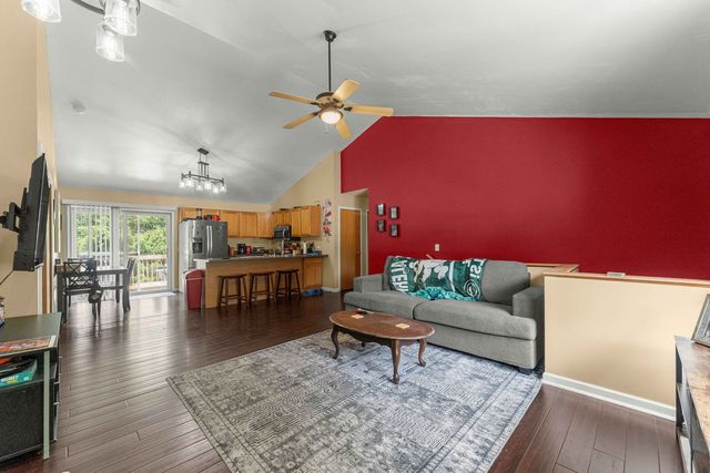 1820 W Oakleaf Drive, Mchenry, IL 60051