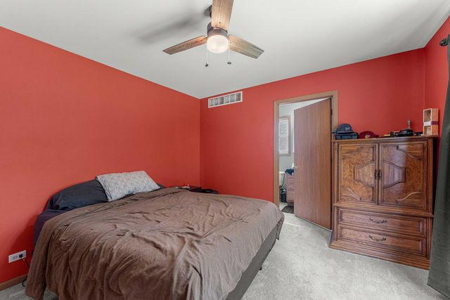 1820 W Oakleaf Drive, Mchenry, IL 60051