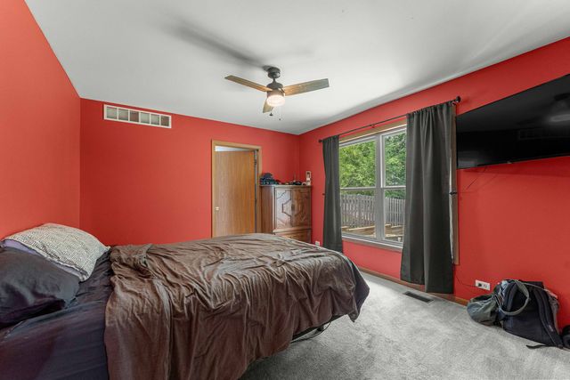 1820 W Oakleaf Drive, Mchenry, IL 60051