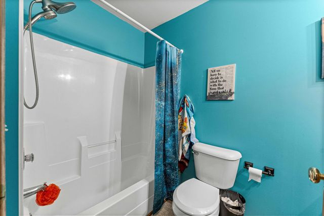 1820 W Oakleaf Drive, Mchenry, IL 60051