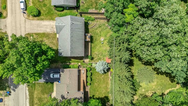 1820 W Oakleaf Drive, Mchenry, IL 60051