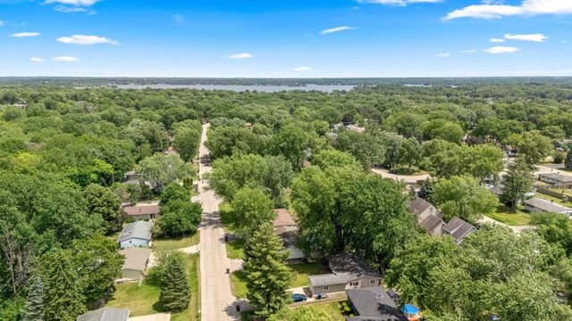 1820 W Oakleaf Drive, Mchenry, IL 60051