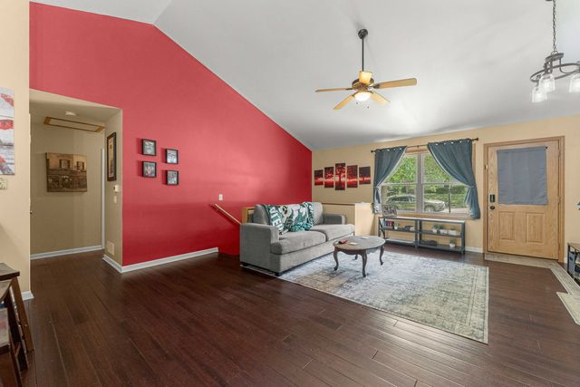 1820 W Oakleaf Drive, Mchenry, IL 60051