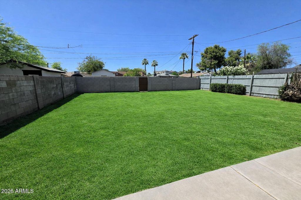 Image 3 of property listing at 4642 N 10TH Street, Phoenix, AZ 85014