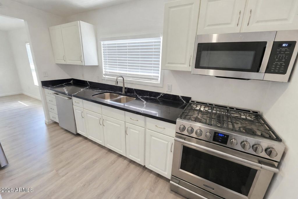 Image 4 of property listing at 4642 N 10TH Street, Phoenix, AZ 85014