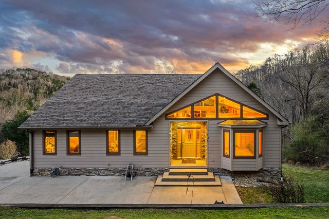 525 Harbor Dr, Lancaster, TN 38569