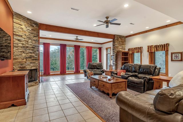 525 Harbor Dr, Lancaster, TN 38569