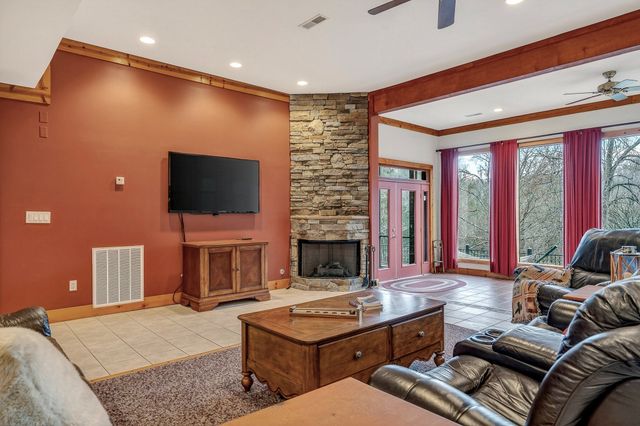 525 Harbor Dr, Lancaster, TN 38569