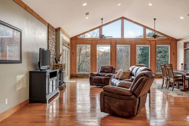 525 Harbor Dr, Lancaster, TN 38569