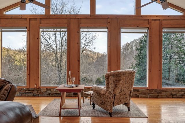 525 Harbor Dr, Lancaster, TN 38569