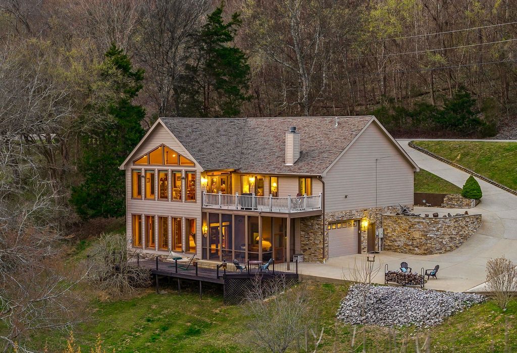 525 Harbor Dr, Lancaster, TN 38569