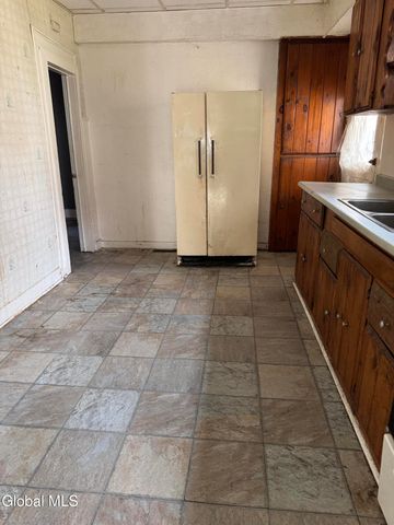 102 W 8th Avenue, Gloversville, NY 12078