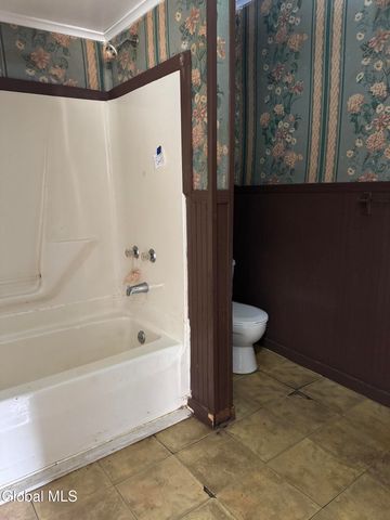 102 W 8th Avenue, Gloversville, NY 12078