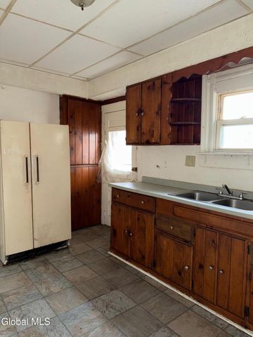 102 W 8th Avenue, Gloversville, NY 12078