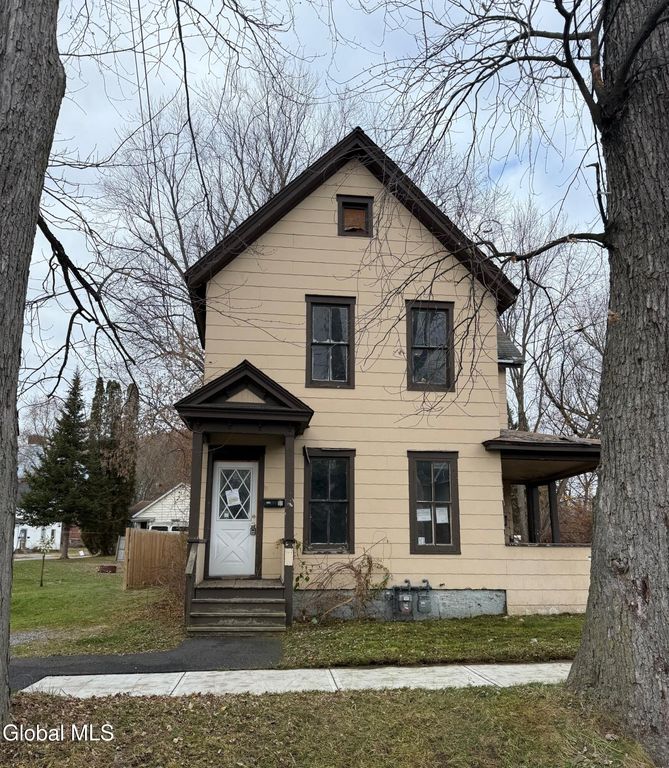 102 W 8th Avenue, Gloversville, NY 12078