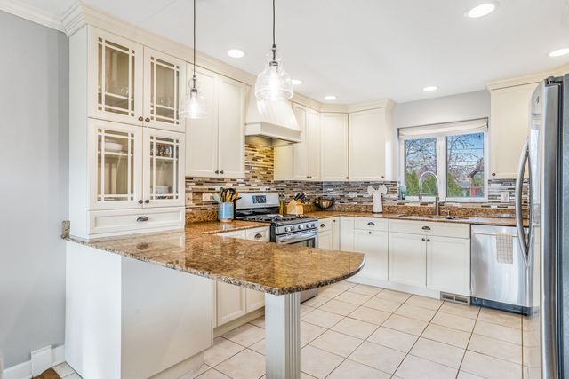 1907 Portsmouth Avenue, Westchester, IL 60154