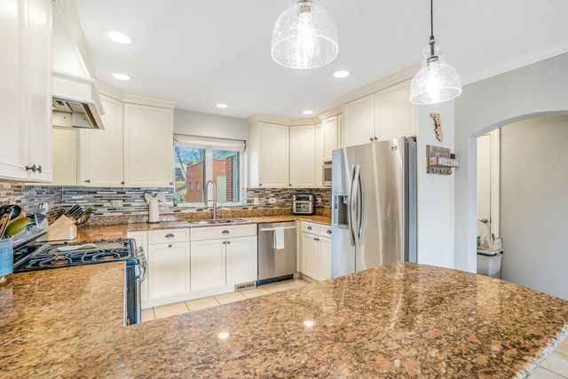 1907 Portsmouth Avenue, Westchester, IL 60154