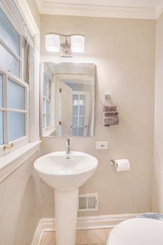 1907 Portsmouth Avenue, Westchester, IL 60154