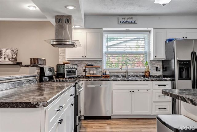 1730 Parktree Lane, St Louis, MO 63138