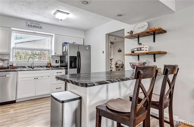 1730 Parktree Lane, St Louis, MO 63138