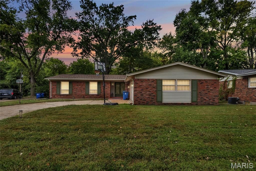 1730 Parktree Lane, St Louis, MO 63138