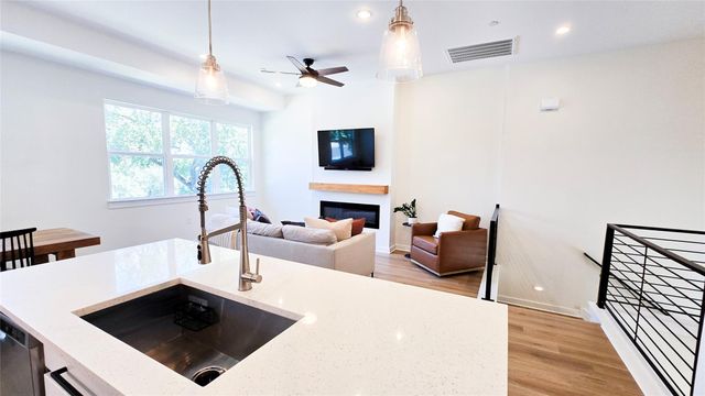 12001 Vista Parke DR 102, Austin, TX 78726