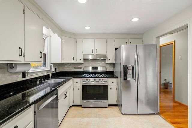 15 Governor Peabody Rd, Billerica, MA 01821